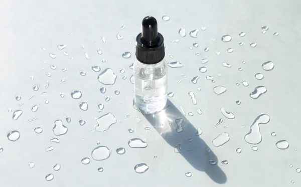 Sérum Cosmétique Pour Peau Bouteille Verre Transparent Sur Fond Gris — Photo