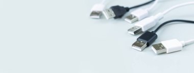 Gri arkaplanda USB 'den farklı şarj ya da veri iletim eklentileri adaptörü