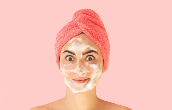 Retrato Bela Mulher Feliz Aplicando Espuma Limpeza Para Lavar Rosto — Fotografia de Stock