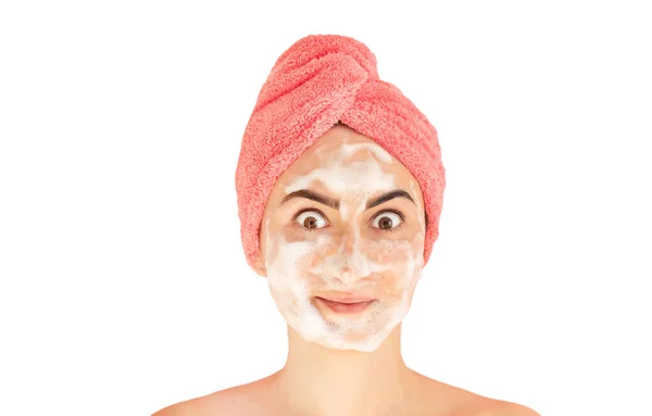 Retrato Jovem Bonita Mulher Aplicando Espuma Limpador Isolado Fundo Branco — Fotografia de Stock