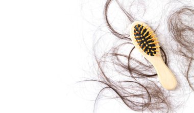 Bambu tarak fırçası, beyaz arka planda uzun siyah kayıp saçlara sahip. Saç dökülmesi sorunu kavramı