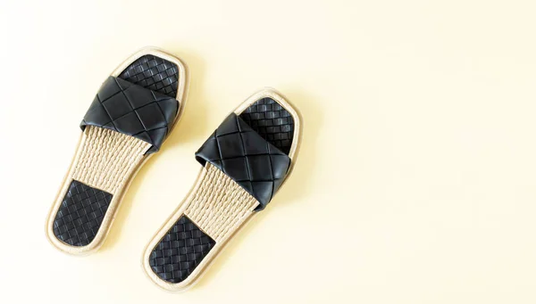 Paar Vrouw Mode Leer Zwart Strand Sandalen Slippers Top Uitzicht — Stockfoto