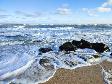 Mavi bulutlu gökyüzü ve denizde güzel dalgalar