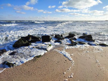 Mavi bulutlu gökyüzü ve denizde güzel dalgalar