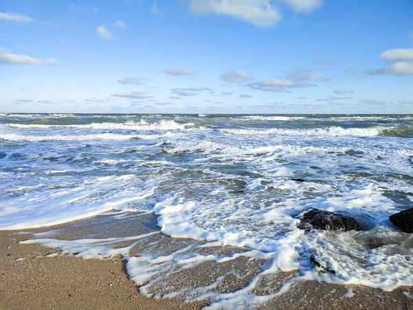Mavi bulutlu gökyüzü ve denizde güzel dalgalar