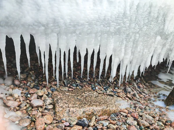 Winter Frozen Icicles Hanging Rock Sea Coast — Stockfoto