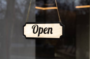 Lokanta veya kafe girişinde klasik ahşap levha 