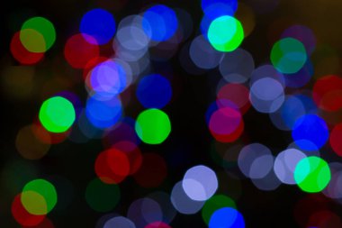Gece gökyüzünde güzel renkli havai fişekler