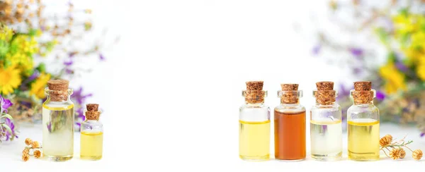 Glazen Flessen Van Natuurlijke Cosmetische Essentiële Oliën Met Kruiden Bloemen — Stockfoto