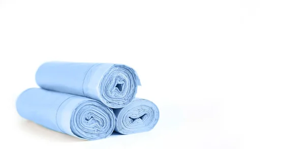 Drie Rollen Blauwe Biologisch Afbreekbare Plastic Zakken Geïsoleerd Witte Achtergrond — Stockfoto
