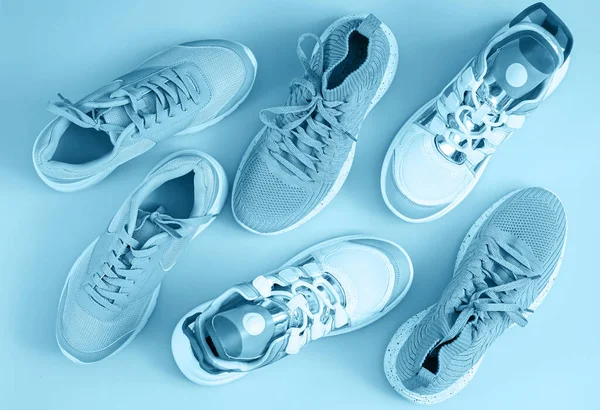 Açık Mavi Arka Planda Farklı Mavi Spor Ayakkabılar Üst Görünüm — Stok fotoğraf