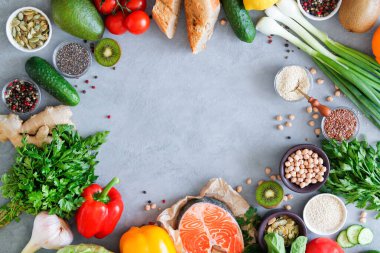 Mutfak masasında sağlıklı beslenme için organik yemek malzemelerinden oluşan bir çerçeve.