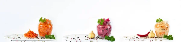 白地に隔離された瓶の中の発酵野菜のバナー — ストック写真