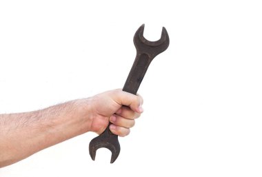 Beyaz zemin üzerinde izole edilmiş eski anahtar aracı tutan işçi el