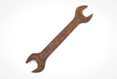 Beyaz arkaplanda izole edilmiş eski bir anahtar aracı. Üst görünüm