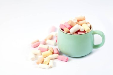 Beyaz arka plan üzerinde izole renkli küçük lokum