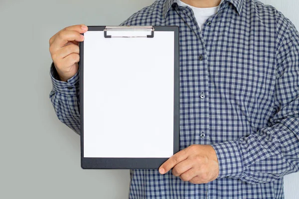 Homem Segurando Prancheta Com Folha Papel Branco Branco — Fotografia de Stock