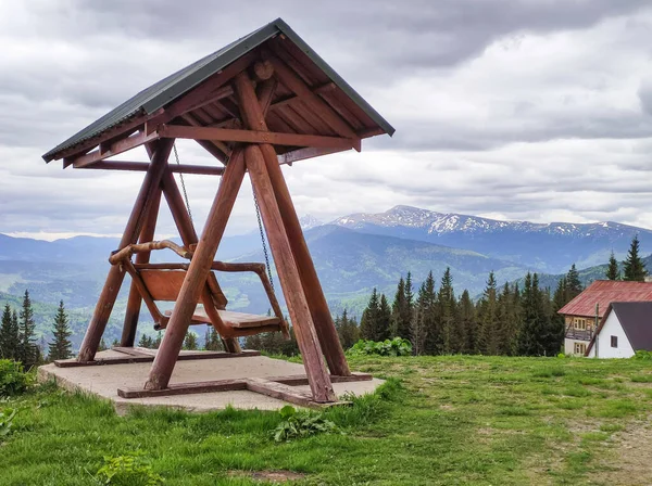Dağ vadisinde güzel ahşap salıncak veya bank