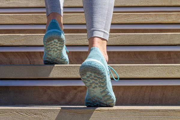 Üst Katta Koşan Mavi Spor Ayakkabılı Kadın Bacakları Şehir Sporu — Stok fotoğraf