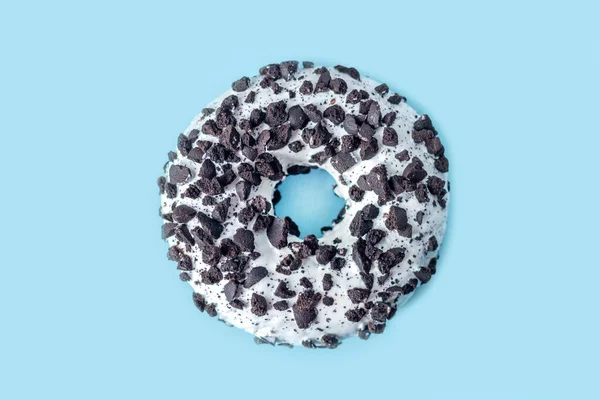 Νόστιμο Λευκό Σοκολάτα Τζάμια Ντόνατ Σκούρα Ψίχουλα Μπισκότα Γαλάζιο Φόντο — Φωτογραφία Αρχείου