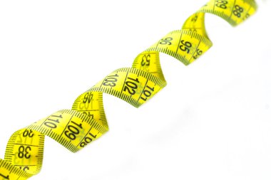 Sarı ve siyah mezura sarmalı, beyaz arka planda izole edilmiş.