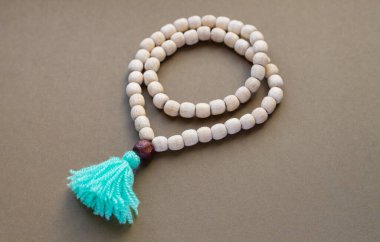 Japon malası - Budist ya da Hindu dua boncukları kahverengi masa üzerinde yakın plan.