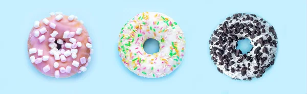Três Saborosos Donuts Fundo Azul Claro Vista Superior — Fotografia de Stock