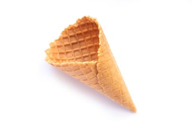 Beyaz arka planda izole edilmiş tek bir boş waffle külahı. Üst görünüm