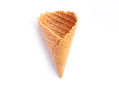 Beyaz arka planda izole edilmiş tek bir boş waffle külahı. Üst görünüm