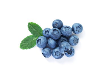 Beyaz arka planda yeşil yapraklı taze olgun yaban mersini. Üst görünüm