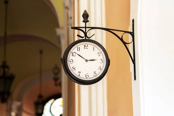 Old Fashioned Analog Clock Hanging Building Wall Outdoors —  Fotos de Stock
