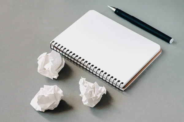 Abra Bloco Notas Branco Caneta Papel Amassado Mesa Escritório Educação — Fotografia de Stock