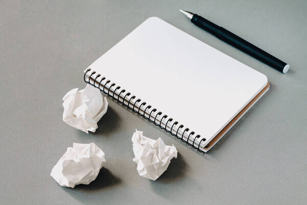 Откройте чистый блокнот, ручку и скомканную бумагу на рабочем столе. Образование или бизнес-творческий фон