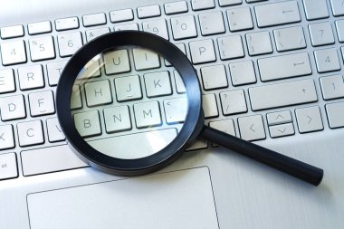 Dizüstü bilgisayarda büyüteç, arama veya veri güvenliği kavramı