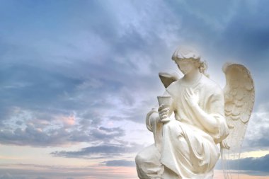 Beyaz taş koruyucu melek gökyüzünde arka planda