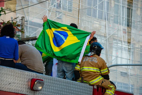 ニテロイ リオデジャネイロ ブラジル 2021年8月6日 セーリングのオリンピックチャンピオン49Erfxマーティン グレールとカヘナ クンツェは 彼らの故郷を通してオープンカーでパレード — ストック写真