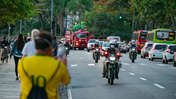 Parada Otwartym Samochodzie Straży Pożarnej Olimpijskich Dwukrotnych Mistrzów Żeglowaniu Martine — Zdjęcie stockowe