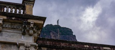 Rio de Janeiro, Brezilya - CIRCA 2021: Kurtarıcı İsa (Cristo Redentor) Brezilya 'nın en büyük turizm merkezlerinden biri