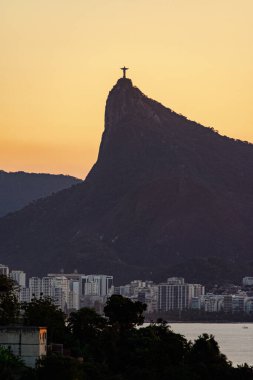 Rio de Janeiro, Brezilya - CIRCA 2021: Kurtarıcı İsa (Cristo Redentor) Brezilya 'nın en büyük turizm merkezlerinden biri