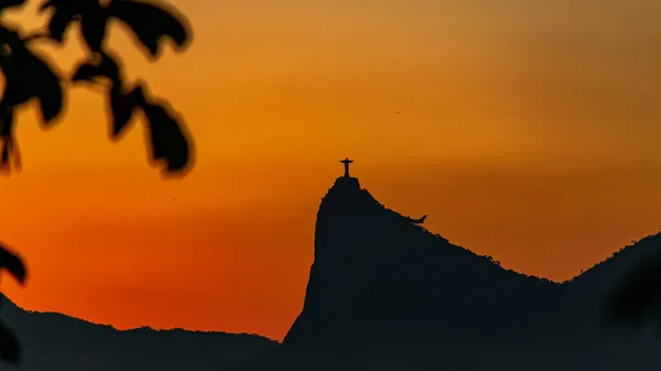 リオデジャネイロ ブラジル Circa 2021 オレンジの空と日没のクリスト レデノール キリスト リーデマー のパノラマ — ストック写真