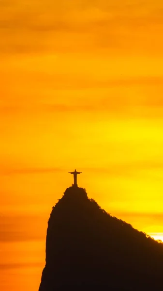 巴西里约热内卢 2021年Circa 在日落时分 基督救赎者与橙色天空的全景 — 图库照片