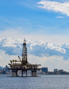 Guanabara Körfezi, Rio de Janeiro, Brezilya - CIRCA 2021: Petrol endüstrisini keşfetme platformu (offshore). Brezilya 'nın en büyük petrol ve doğal gaz üreticisi ve aktif bir alan olan bu bölge, Santos Havzası' nın bir parçasıdır..