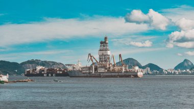 Guanabara Körfezi, Rio de Janeiro, Brezilya - CIRCA 2021: Petrol endüstrisini keşfetme platformu (offshore). Bu körfez Santos Havzası 'nın bir parçası ve aktif bir alandır.