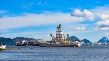 Guanabara Körfezi, Rio de Janeiro, Brezilya - CIRCA 2021: Petrol endüstrisini keşfetme platformu (offshore). Bu körfez Santos Havzası 'nın bir parçası ve aktif bir alandır.