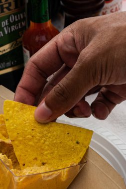 Vejetaryen peynirli gerçek tortilla cipsinin yakın plan fotoğrafı.