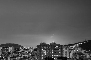 Niteroi, Rio de Janeiro, Brezilya - CIRCA 2021: Niteroi-RJ şehrinde çekilen bir gece kentsel manzarasının fotoğraf kaydı. Bu şehir, güneydoğu Brezilya 'nın en ekonomik olarak en aktif ikinci eyaletinin metropol bölgesine aittir..