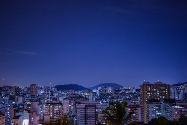 Niteroi, Rio de Janeiro, Brezilya - CIRCA 2021: Niteroi-RJ şehrinde çekilen bir gece kentsel manzarasının fotoğraf kaydı. Bu şehir, güneydoğu Brezilya 'nın en ekonomik olarak en aktif ikinci eyaletinin metropol bölgesine aittir..