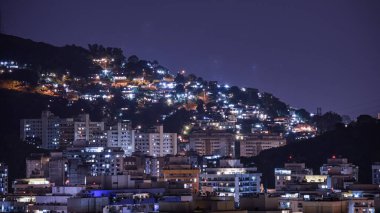 Niteroi, Rio de Janeiro, Brezilya - CIRCA 2021: Niteroi-RJ şehrinde çekilen bir gece kentsel manzarasının fotoğraf kaydı. Bu şehir, güneydoğu Brezilya 'nın en ekonomik olarak en aktif ikinci eyaletinin metropol bölgesine aittir..