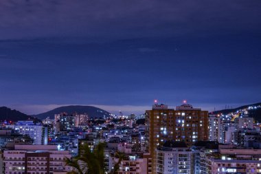 Niteroi, Rio de Janeiro, Brezilya - CIRCA 2021: Niteroi-RJ şehrinde çekilen bir gece kentsel manzarasının fotoğraf kaydı. Bu şehir, güneydoğu Brezilya 'nın en ekonomik olarak en aktif ikinci eyaletinin metropol bölgesine aittir..