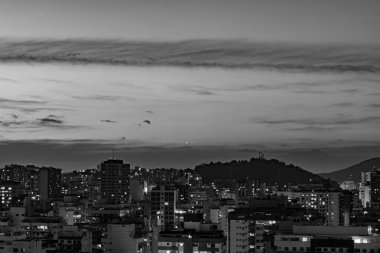 Niteroi, Rio de Janeiro, Brezilya - CIRCA 2021: Niteroi-RJ şehrinde çekilen bir gece kentsel manzarasının fotoğraf kaydı. Bu şehir, güneydoğu Brezilya 'nın en ekonomik olarak en aktif ikinci eyaletinin metropol bölgesine aittir..